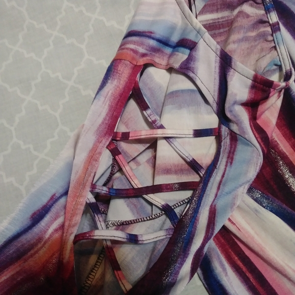 Vibrantly colored blouse by Jennifer Lopez - Picture 5 of 10